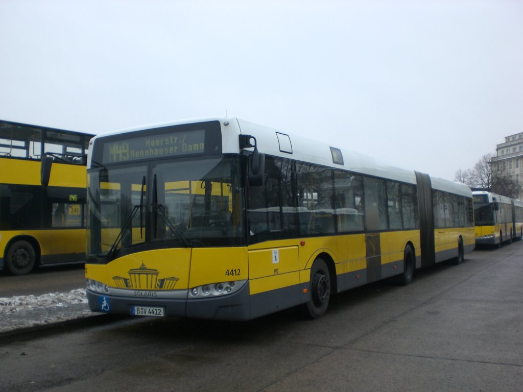 Solaris Urbino auf der Linie M49 nach Staaken Heerstrae/Nennhauser Damm an der Haltestelle Hertzallee.
