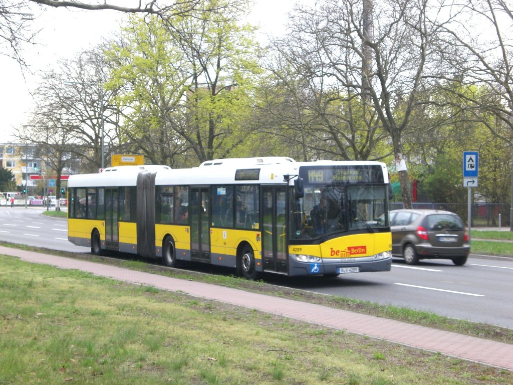 Solaris Urbino auf der Linie M49 nach Staaken Reimerweg an der Haltestelle Spandau Gatower Strae/Heerstrae.