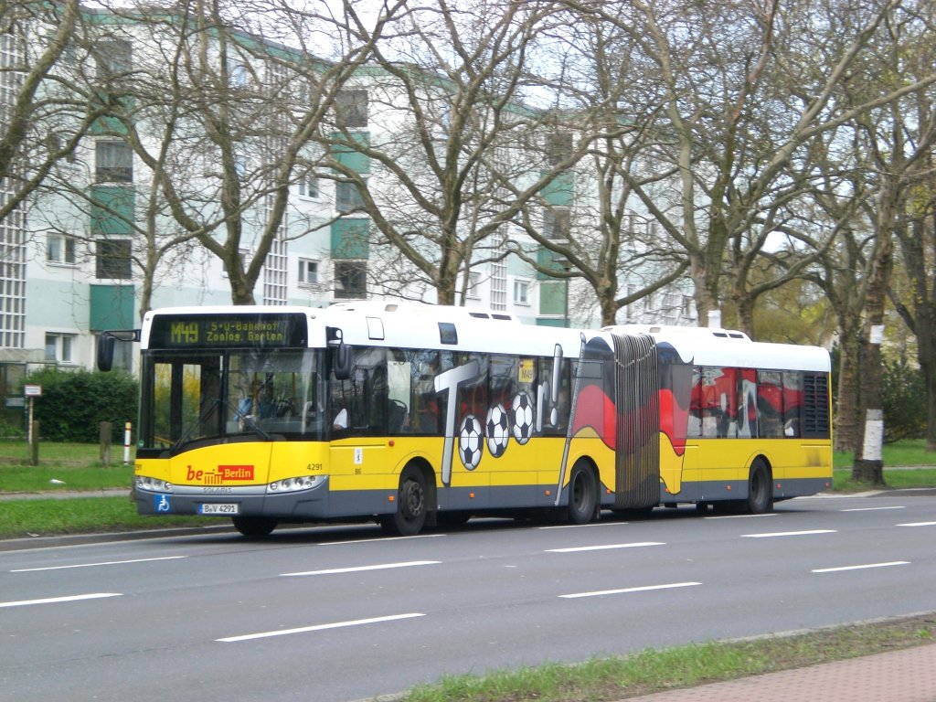 Solaris Urbino auf der Linie M49 nach S+U Bahnhof Zoologischer Garten an der Haltestelle Spandau Gatower Strae/Heerstrae.