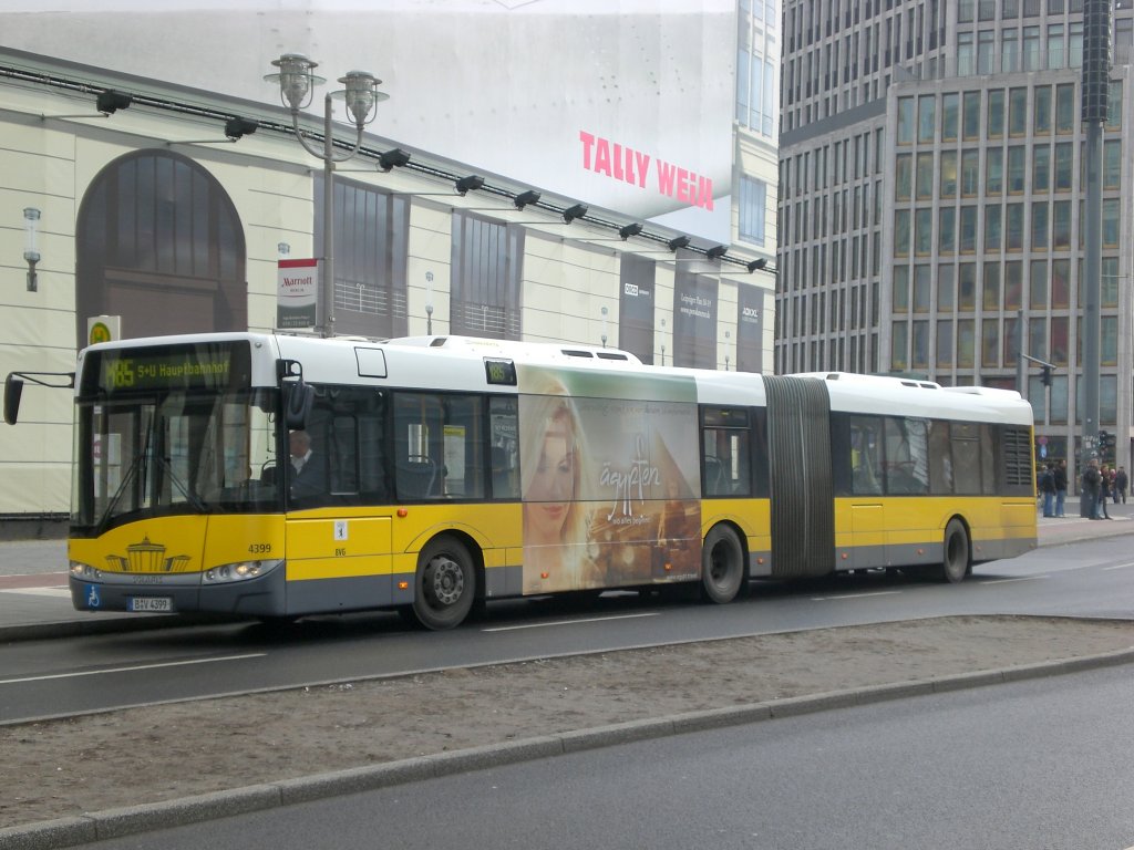 Solaris Urbino auf der Linie M85 nach Hauptbahnhof am S+U Bahnhof Potsdamer Platz.