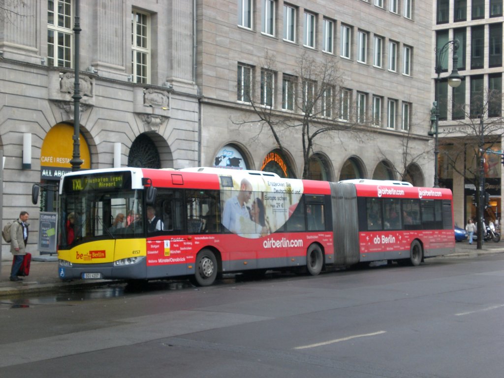Solaris Urbino auf der Linie TXL nach Flughafen Tegel an der Haltestelle Mitte Unter den Linden/Friedrichstrae.