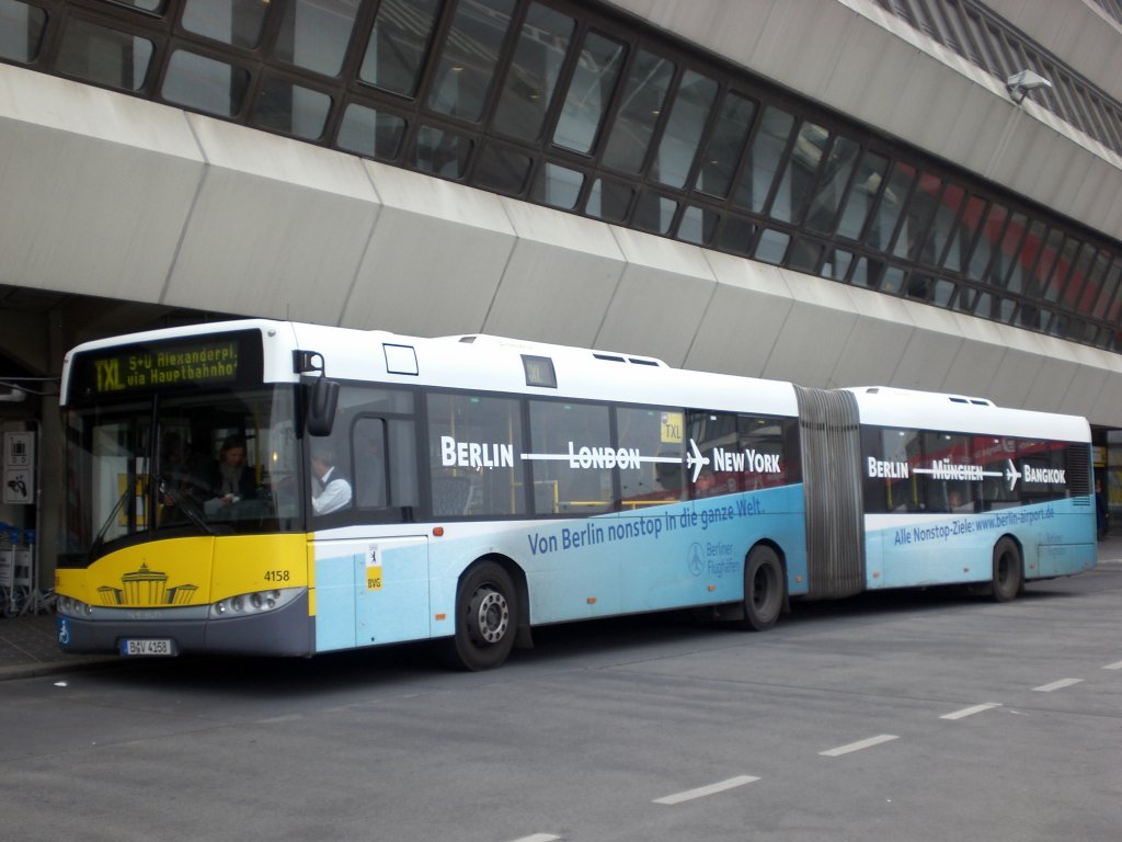 Solaris Urbino auf der Linie TXL nach S+U Bahnhof Alexanderplatz am Flughafen Tegel.