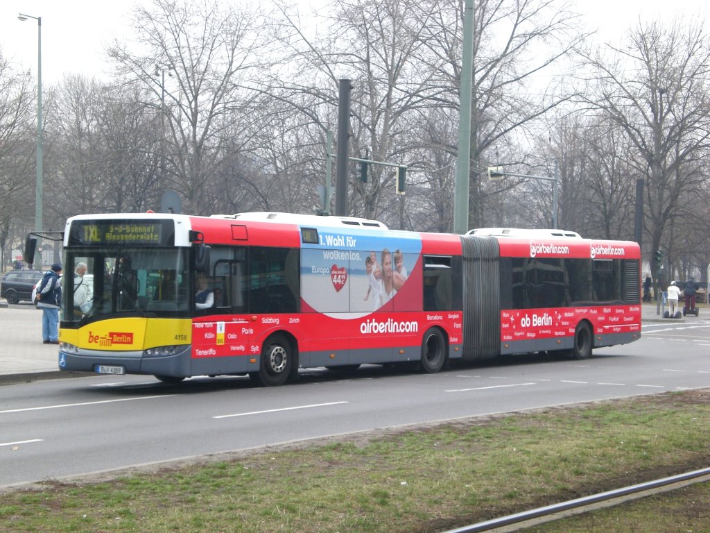 Solaris Urbino auf der Linie TXL nach S+U Bahnhof Alexanderplatz an der Haltestelle Mitte Spandauer Strae/Marienkirche.