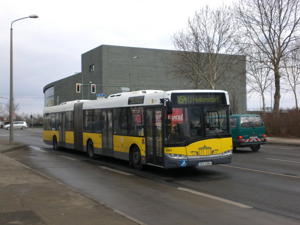 Solaris Urbino auf der Linie X54 nach U-Bahnhof Hellersdorf an der Haltestelle Hohenschnhausen Falkenberger Chaussee/Prendener Strae.