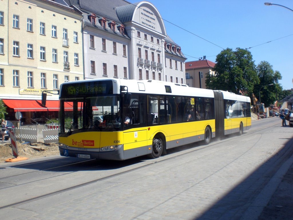 Solaris Urbino auf der Linie X54 nach S+U Bahnhof Pankow nahe der Haltestelle Pankow Kirche.