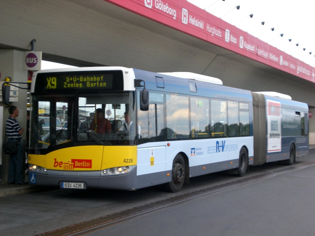 Solaris Urbino auf der Linie X9 nach S+U Bahnhof Zoologischer Garten am Flughafen Tegel.