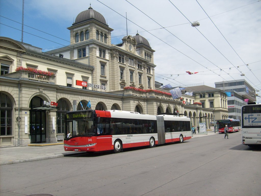 Solaris Urbino Nr. 341 am 25.6.2011 vor dem HB. Trotz Volleinsatz von Diesel-Gelenkbussen auf den Trolley-Linien 1 + 3 reichte der Fahrzeugbestand auch noch fr den  5-er .