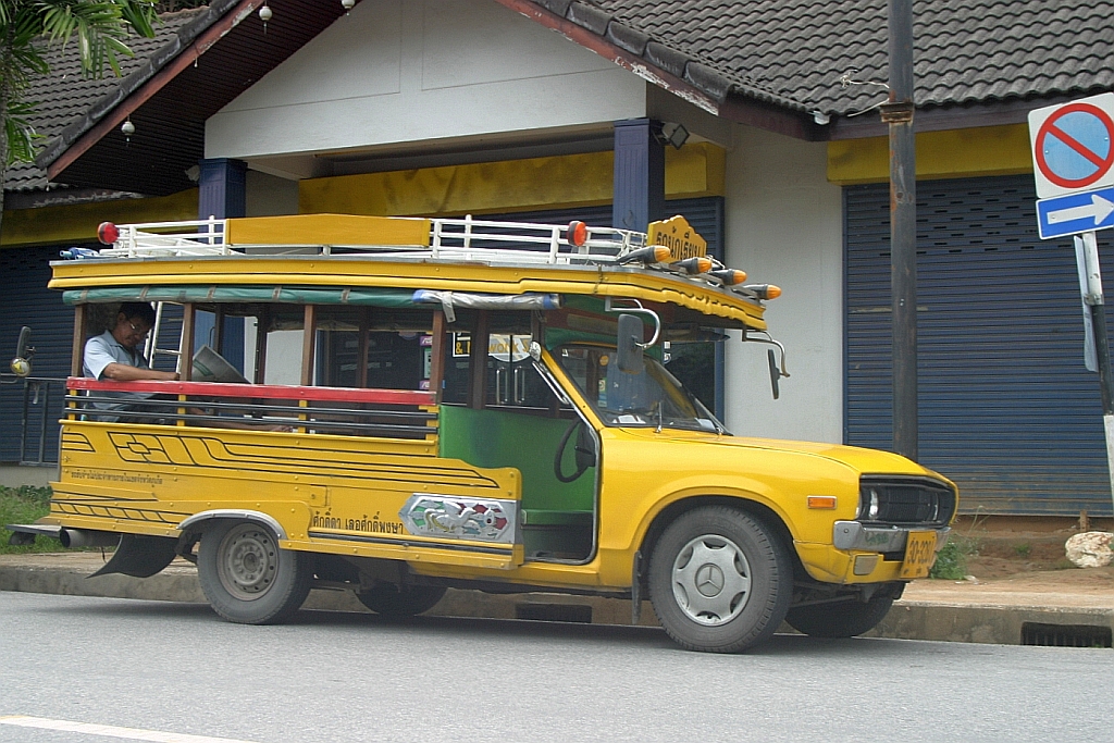Song Teow am 27.Oktober 2005 in Phuket Town. Diese umgebauten Pick Up's oder auch LKW's werden in ganz Thailand fr den Nahverkehr eingesetzt. Das Wort Song (thail.: zwei) Teow (thail.: Bnke) beschreibt eindeutig den Umbau mit 2 Bnken in Lngsrichtung.