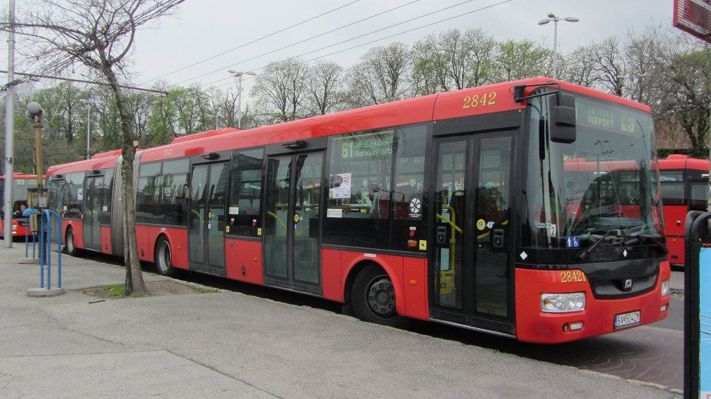SOR Gelenksbus steht in Bratislava als 93/95 via Stadtzentrum am Bahnhof Hlavna Stanica.(7.4.2012)