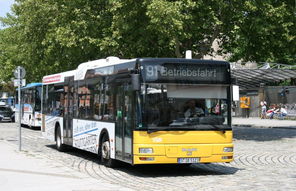 SSB (S SB 5123) mit Werbung fr die Stuttgarter Nachrichten.
Stuttgart Feuerbach Bahnhof, 28.6.2010.