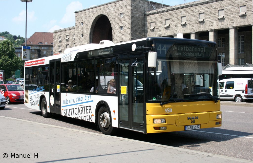 SSB (S SB 5137) am HBF Stuttgart, 28.6.2010.
Der Bus macht Werbung für die Stuttgarter Nachrichten.