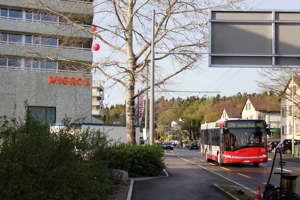 Stadtbus erschliesst das neue EKZ (mit etwas finanzieller Unterstützung der Migros...) mit einer neuen Buslinie 674 von Seuzach nach Winterthur. Zum Einsatz kommen Überlandwagen, wobei dazu auch die vier 3-türer 224-227 gehören. Die Aufnahme zeigt Wagen 224, unterwegs beim Einkaufszentrum Richtung Winterthur. 