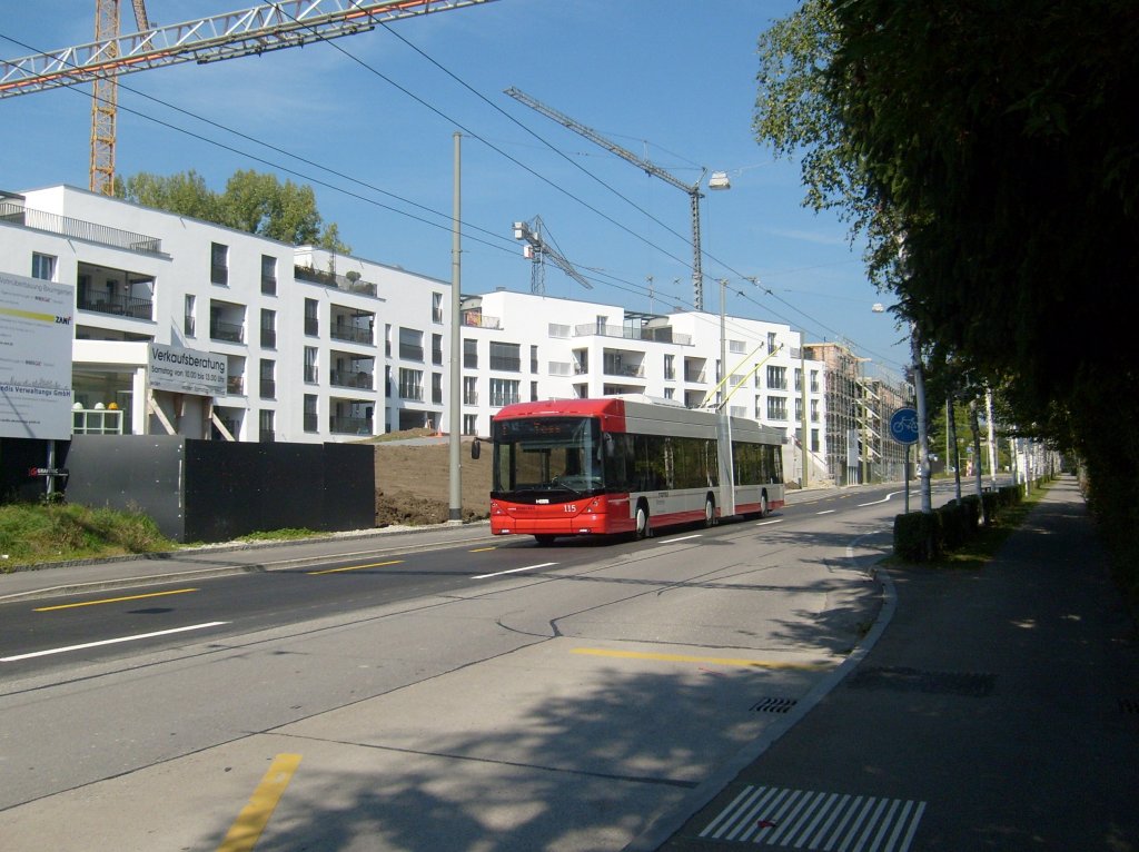 Stadtbus Nr. 115 am 16.9.2011 kurz vor Zinzikon. Vor 3 Jahren waren am gleichen Standort noch lauter Bäume anstelle der Neubauten auf meinem Bild.