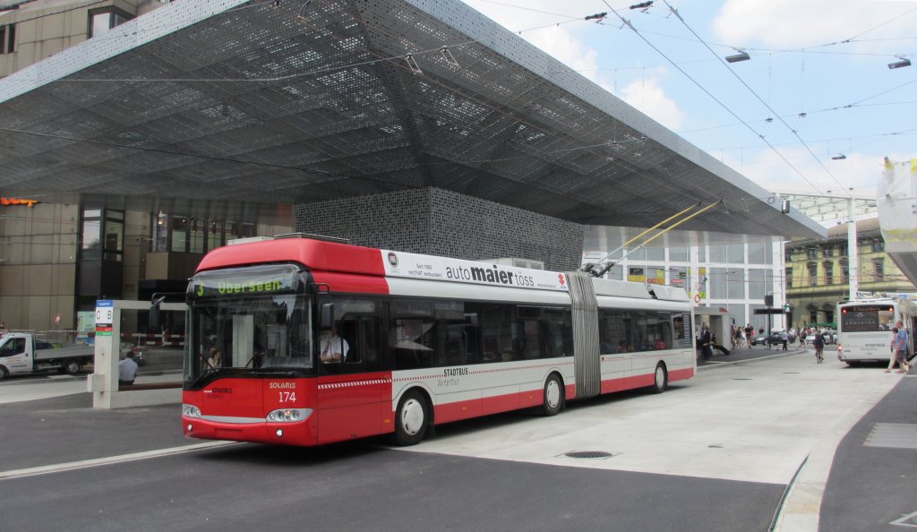 Stadtbus Nr. 174 auf der Altstadtseite des Pilzdaches am 8.7.2013.