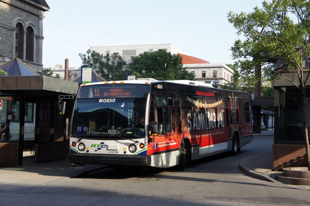 Stadtbus der RTC (Réseau de transport de la Capitale) mit Vollwerbung, aufgenommen im August 2012 in der Innenstadt von Québec.