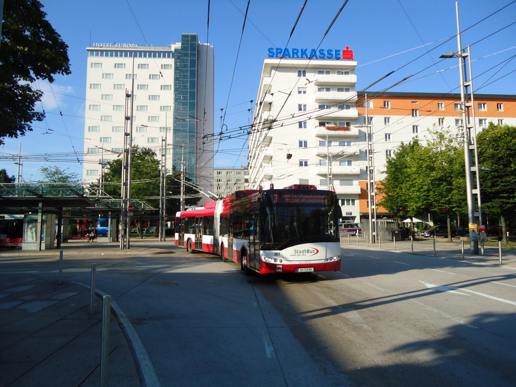 StadtBus Salzburg Nr. 301/S 725 NG Solaris Gelenktrolleybus am 8. August 2010 Salzburg, Bahnhof