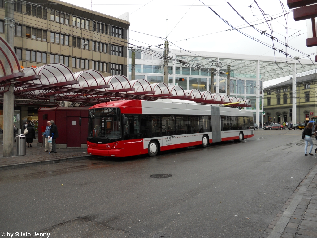 Stadtbus Winterthur Nr. 104 (Hess Swisstrolley 3 BGT-N1C) am 8.9.2010 defekt abgestellt beim Hauptbahnhof. Bei den Swisstrolleys ist es vorderhand nicht mglich die Stickel direkt abzusenken, sie mssen von Hand mit der Hakenstange ganz heruntergezogen werden.