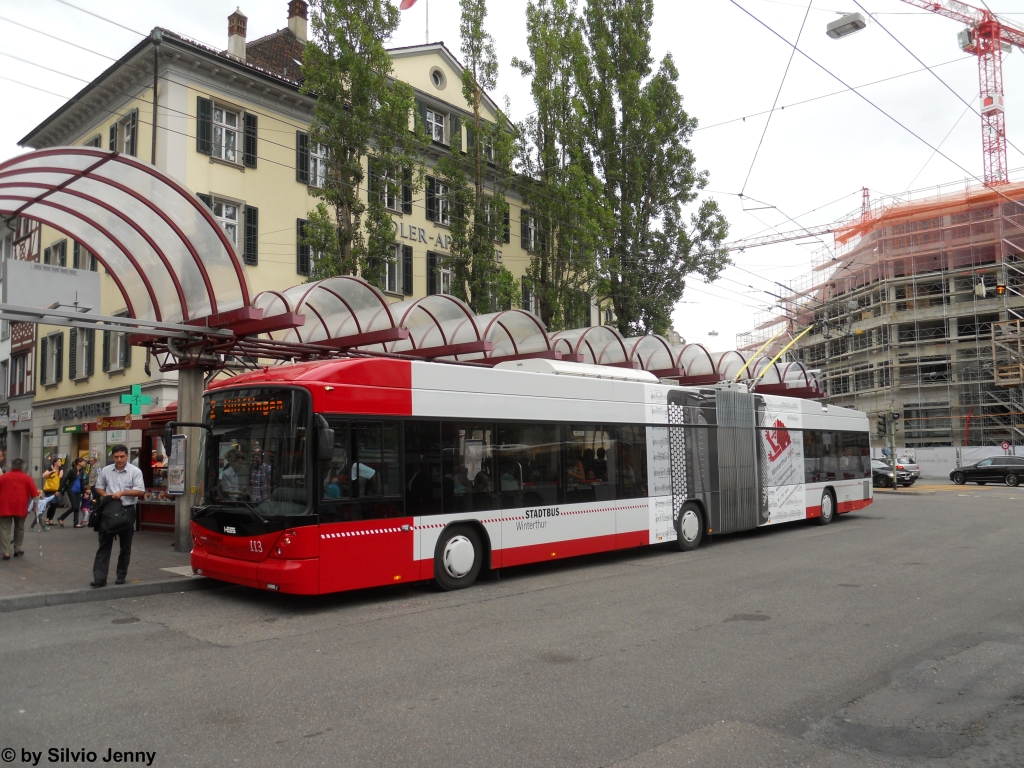 Stadtbus Winterthur Nr. 113 (Hess Swisstrolley 3) am 1.6.2012 beim Hauptbahnhof. Am 9. und 10.6.2012 findet in Winterthur ein Akkordeon-Festival statt, für das der Wagen 113 mit einem TrafficBoard wirbt, hierzu wurde auch die Handorgel des Gelenks mit einbezogen.