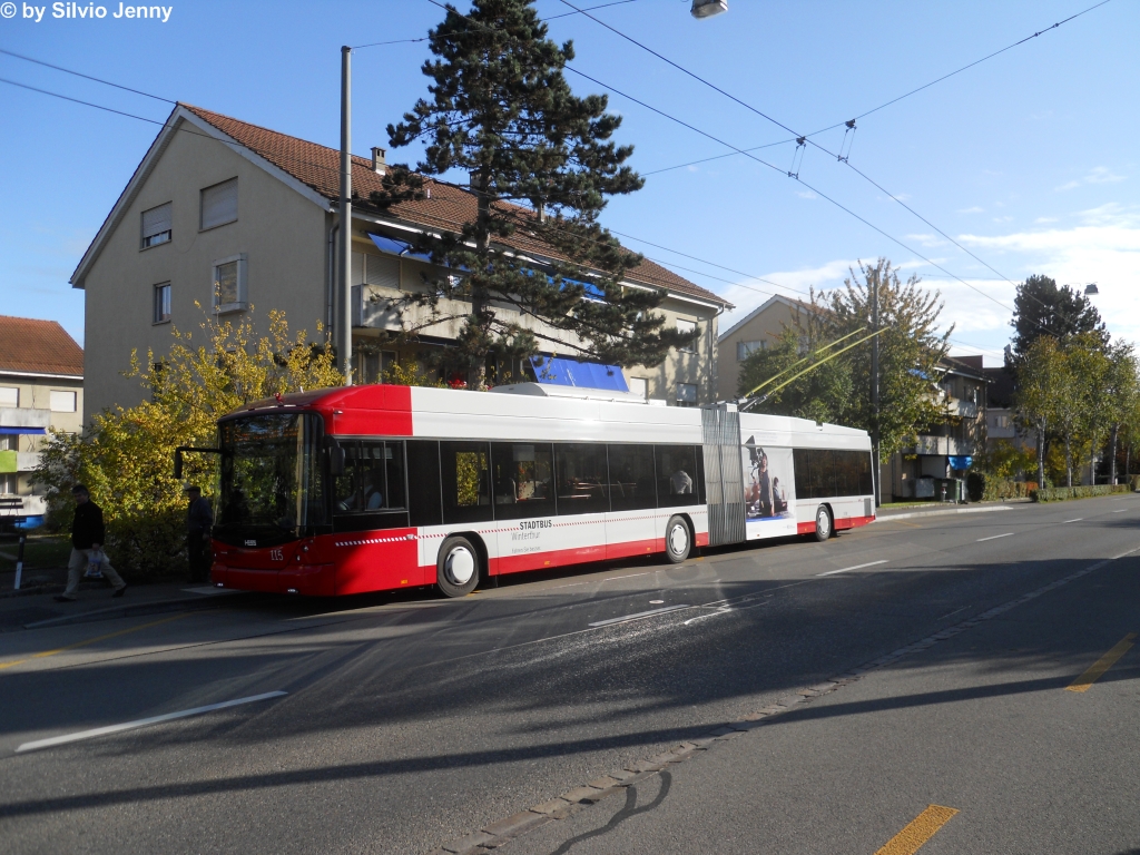 Stadtbus Winterthur Nr. 115 (Hess Swisstrolley 3 BGT-N1C) am 26.10.2011 bei der Endstation Oberwinterthur. Dieser und noch weitere SBW Fahrzeuge tragen derzeit ein TrafficBoard der ZKB, die auf die demnchst stattfindenden internationalen Kurzfilmtage in der Eulachstadt aufmerksam macht.