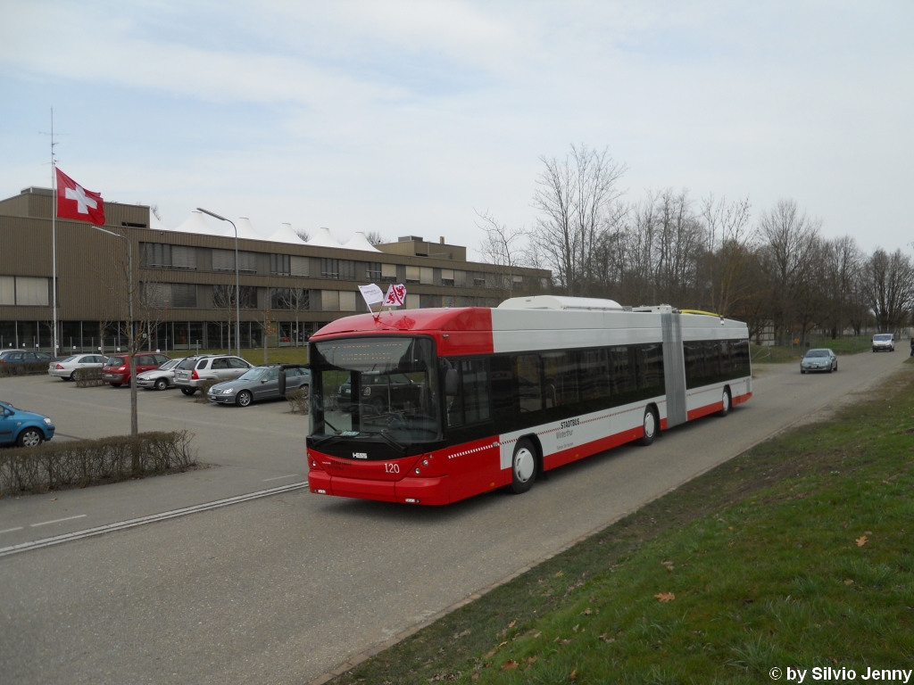 Stadtbus Winterthur Nr. 120 (Hess Swisstrolley BGT-N1C) am 26.3.2011 beim Technorama auf der Rckreise ins Depot.