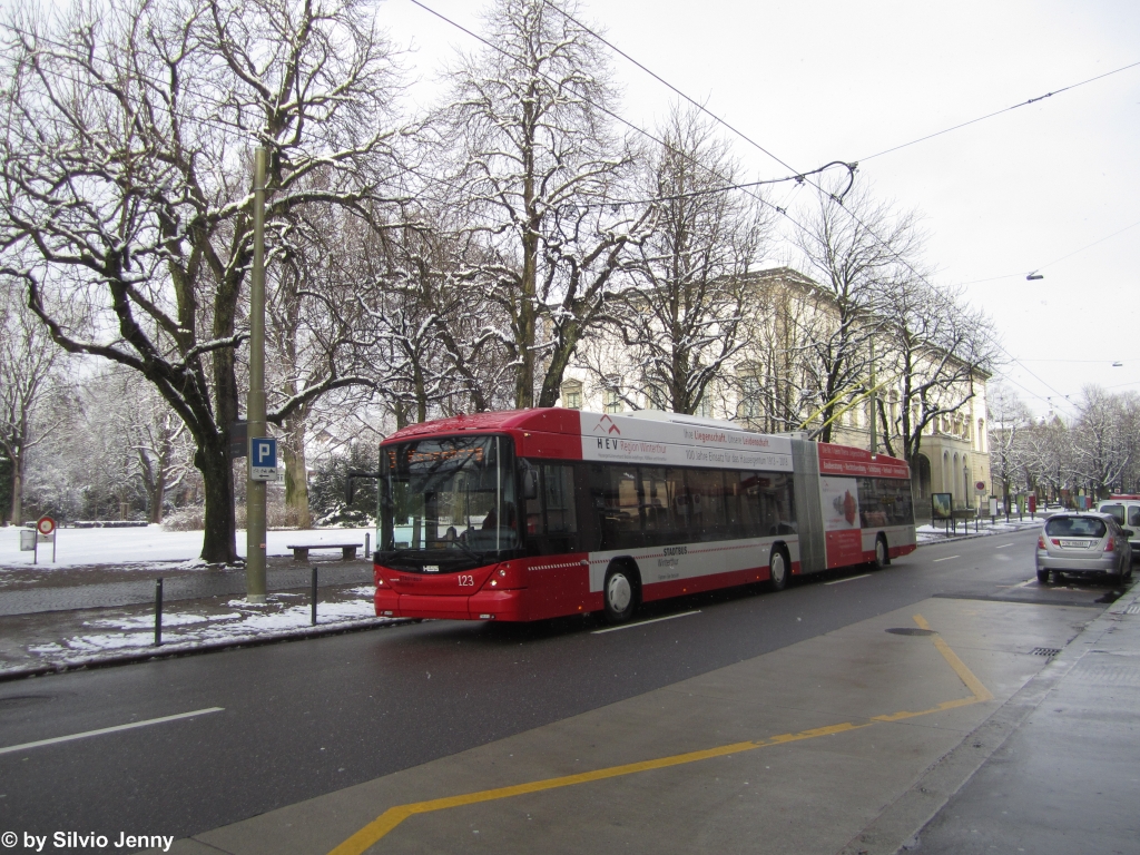 Stadtbus Winterthur Nr. 123 (Hess Swisstrolley 3 BGT-N1C) am 7.2.2013 bei der Schmidgasse.