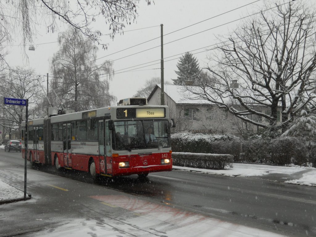 Stadtbus Winterthur Nr. 142 (Mercedes O405GTZ) am 24.12.2010 kurz vor der Haltestelle Rmertor.