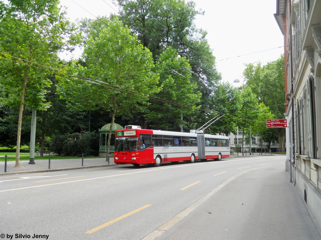 Stadtbus Winterthur Nr. 149 (Mercedes O405GTZ) am 11.7.2012 beim Obertor. Frher fuhren die Busse der Linie 6 durch die Technikumstrasse zum Hauptbahnhof und via Stadthausstrasse wieder RIchtung Oberseen, so wendeten die Busse rund um die Altstadt. Deshalb wurde in der General-Guisan-Strasse nur in eine Richtung eine Fahrleitung bentigt. Fr den Umbau des Bahnhofplatzes musste nun ein neuer Fahrleitungsabschnitt Gewerbeschule - Obertor montiert werden. Nun bekommt der GTZ 149 kurz vor seiner Pension noch die Ehre eine neue Strecke zu befahren.