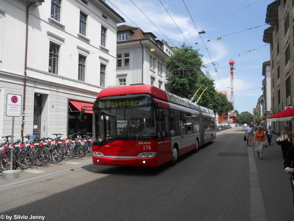 Stadtbus Winterthur Nr. 174 (Solaris Trollino 18) am 18.7.2012 beim Hauptbahnhof. Bis 2006 wendete hier die Linie 3 rund um die Hauptpost, danach wurde der 3er mit der Linie 6 zusammengelegt, wodurch dieses ''Wendemanver'' entfiel, und die Fahrleitung nur noch fr dienstliche Zwecke gebraucht wurde. Mit dem Umbau des Bahnhofplatzes befhrt der 3er seine ursprngliche Linienfhrung wieder regulr.