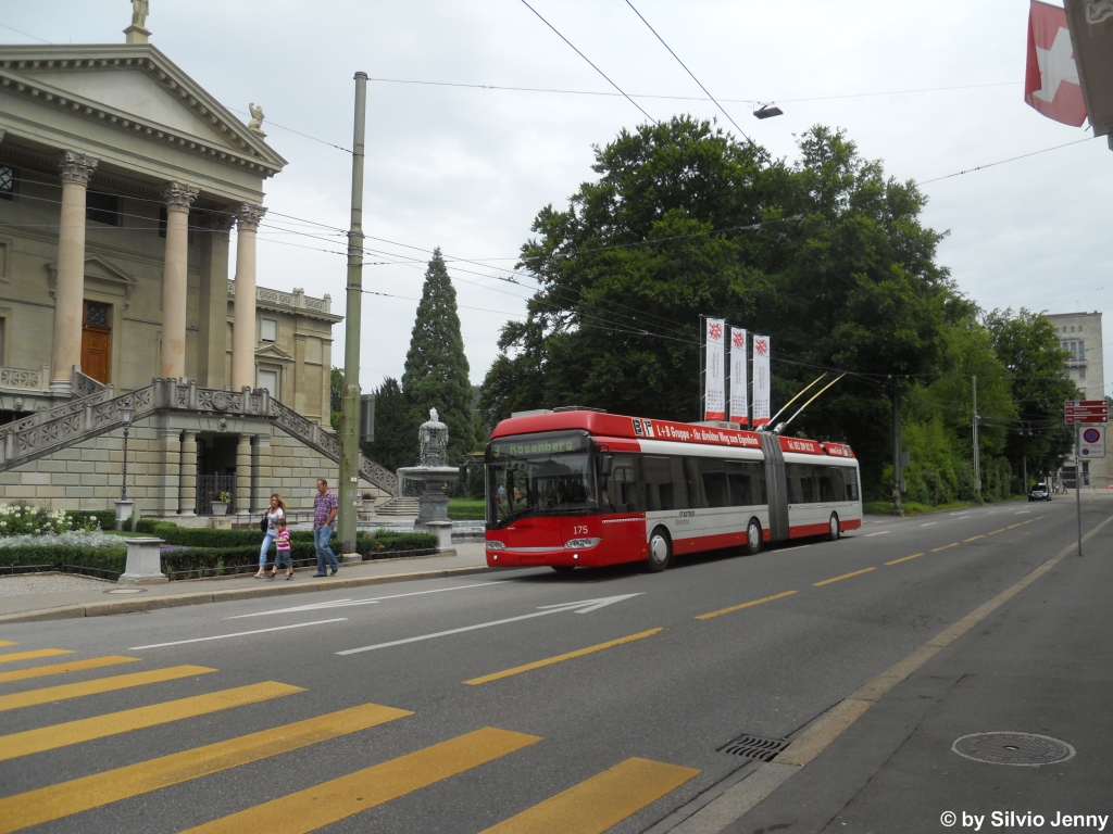 Stadtbus Winterthur Nr. 175 (Solaris Trollino 18) am 28.7.2012 beim Stadthaus als Linie 3 zum Rosenberg, dies im Zuge der Bauarbeiten am Bahnhofplatz.