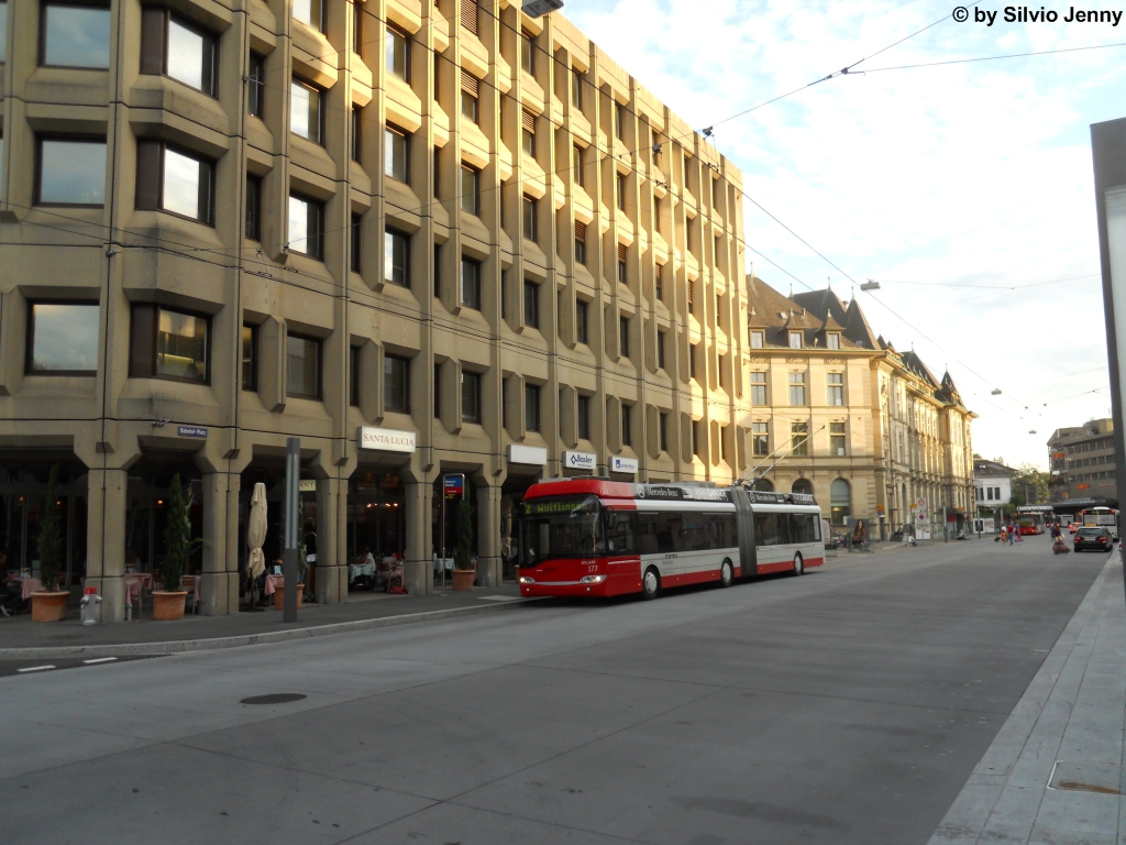 Stadtbus Winterthur Nr. 177 (Solaris Trollino 18) am 31.8.2011 bei der Museumsstrasse. Bis im Frühsommer wurde dieser Platz neugestaltet, u.a. gehörte auch der Neubau des SBB-Gebäude ''Stellwerk'' dazu, dass ich im hinter dem Fotografen befindet.