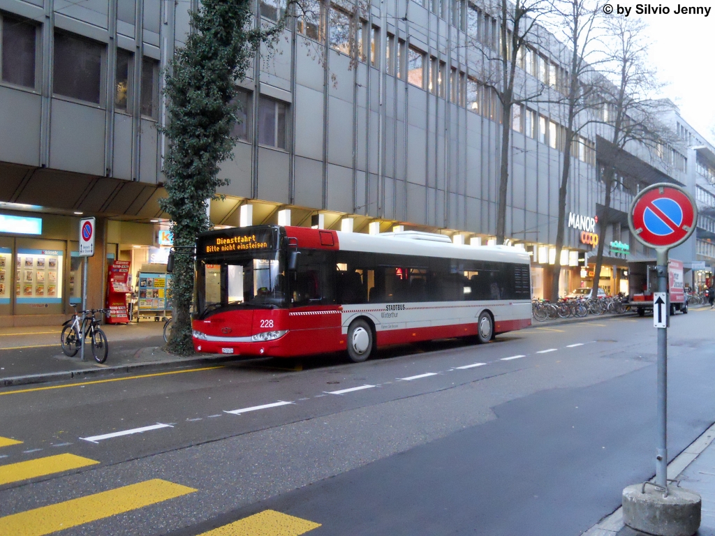 Stadtbus Winterthur Nr. 228 (Solaris Urbino 12) am 19.1.2012 beim Manor (nhe Hauptbahnhof) in der Pause. Seit 2005 mssen neue Autobusse, die nicht im Linienbetrieb stehen mit Sicherheitsgurten ausgerstet sein. Hierzu zhlen auch Fahrzeuge von Verkehrsbetrieben, die Extrafahrten anbieten. Um dies weiterhin tun zu knnen, beschaffte Stadtbus Winterthur in den Jahren 2009 und 2011 je ein Urbino 12 mit berlandbestuhlung und Sicherheitsgurten.