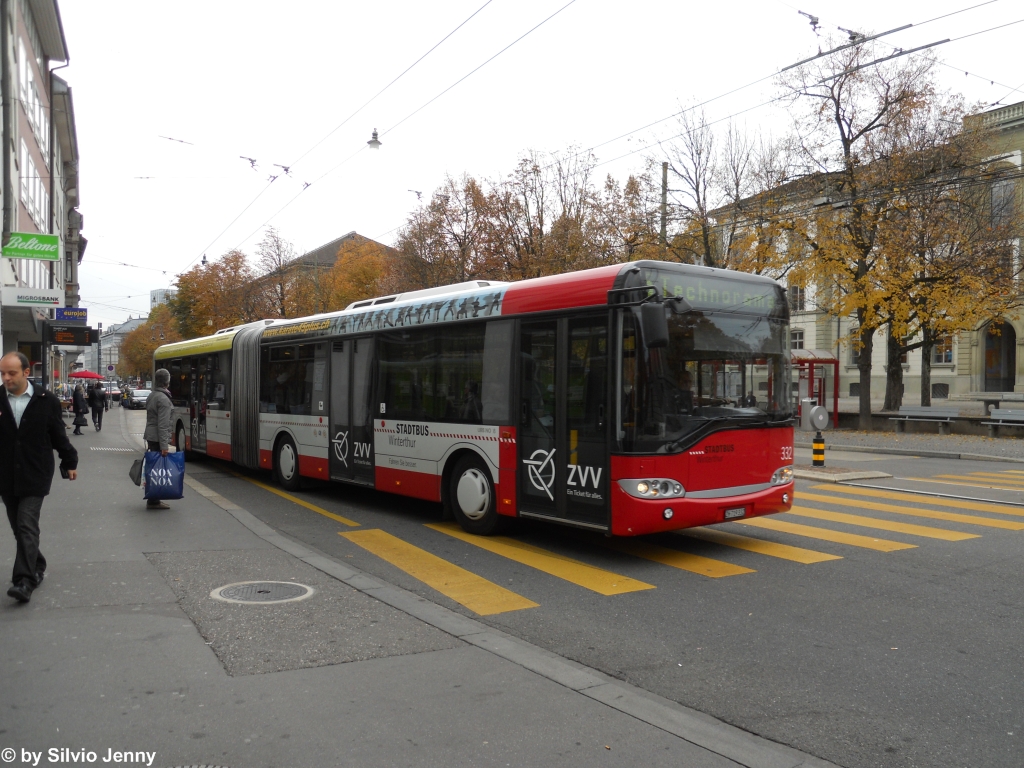 Stadtbus Winterthur Nr. 332 (Solaris Urbino 18) am 4.11.2011 beim Stadthaus. Gut sichtbar sind hier die ungewhnlichen Radzierblenden. Nachdem bereits die Swisstrolleys mit diesen Deckel geliefert wurden, ersetzte man an allen Solaris und Citaros die Raddeckel.