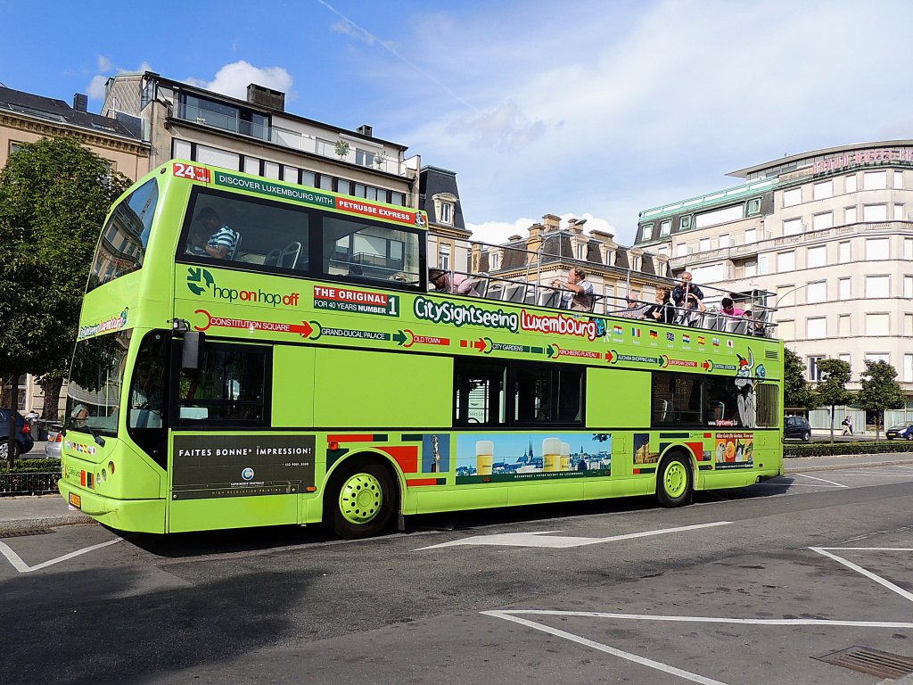 Stadtrundfahrtbus von Sales-Lentz wartet in Luxemburg-Stadt auf weitere Passagiere; 120825