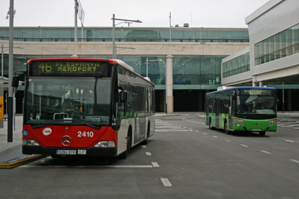 Stdtischer Bus trifft auf Flughafenbus: Links ein Mercedes-Benz O530 der TMB, rechts ein Scania/Castrosua N270UB vom Flughafen, dieser Bus pendelt nur zwischen den beiden Terminals. (Flughafen Teminal 1, 12. April 2010)