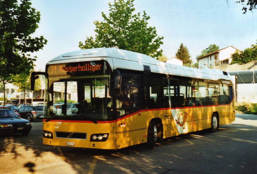 Steiner, Ortschwaben Nr. 7/BE 677'996 Volvo am 28. Juni 2010 Niederwangen, Bahnhof (1. Hybrid-Postauto der Schweiz!)