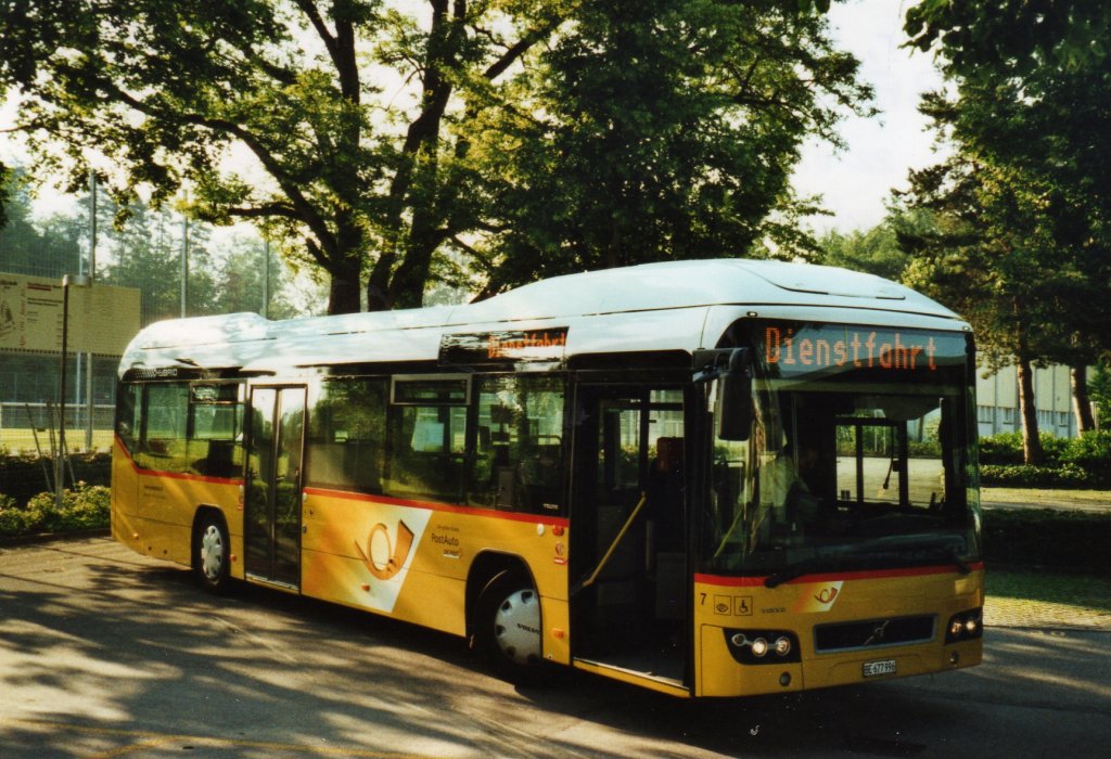 Steiner, Ortschwaben Nr. 7/BE 677'996 Volvo am 28. Juni 2010 Ausserholligen, Bahnhof (1. Hybrid-Postauto der Schweiz!)