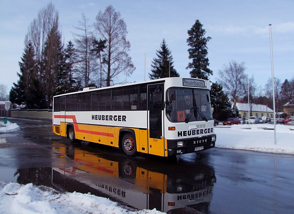 STEYR-Bus von Heuberger steuert in Ried i.I. das Schulzentrum an;10130