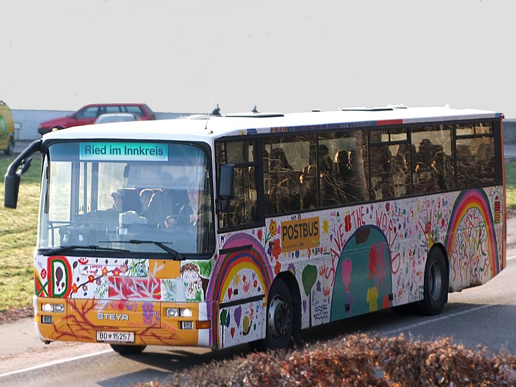 STEYR-Postbus mit einer kunstvoll bunten Gestaltung tourt schon einige Zeit durchs Innviertel;100325