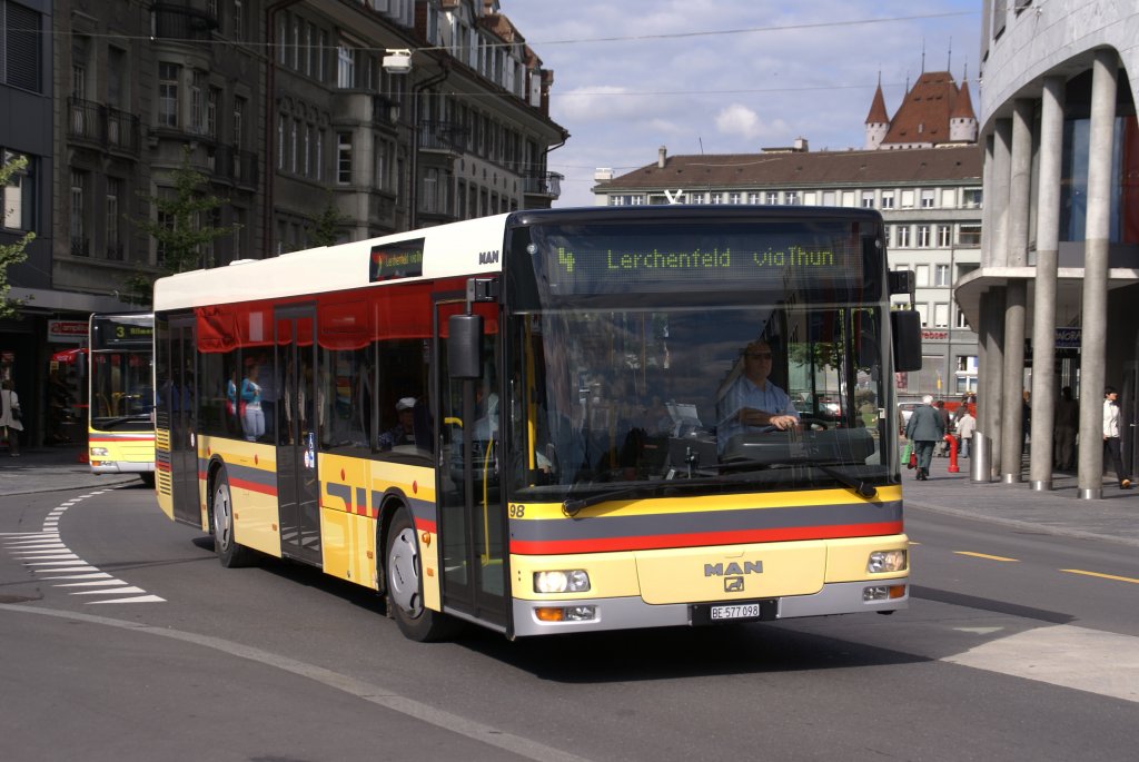STI Bus BE 577098 mit der Betriebsnummer 98 fhrt am Bahnhof Thun auf seine Haltestelle der Linie 4. Die Aufnahme stammt vom 01.10.2008.