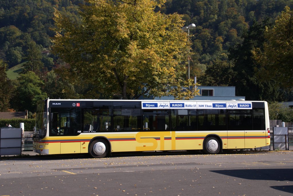 STI Bus BE 700112 mit der Betriebsnummer 112 wartet an der Schifflndte beim Bahnhof Thun auf seinen nchsten Einsatz. Die Aufnahme stammt vom 01.10.2008.