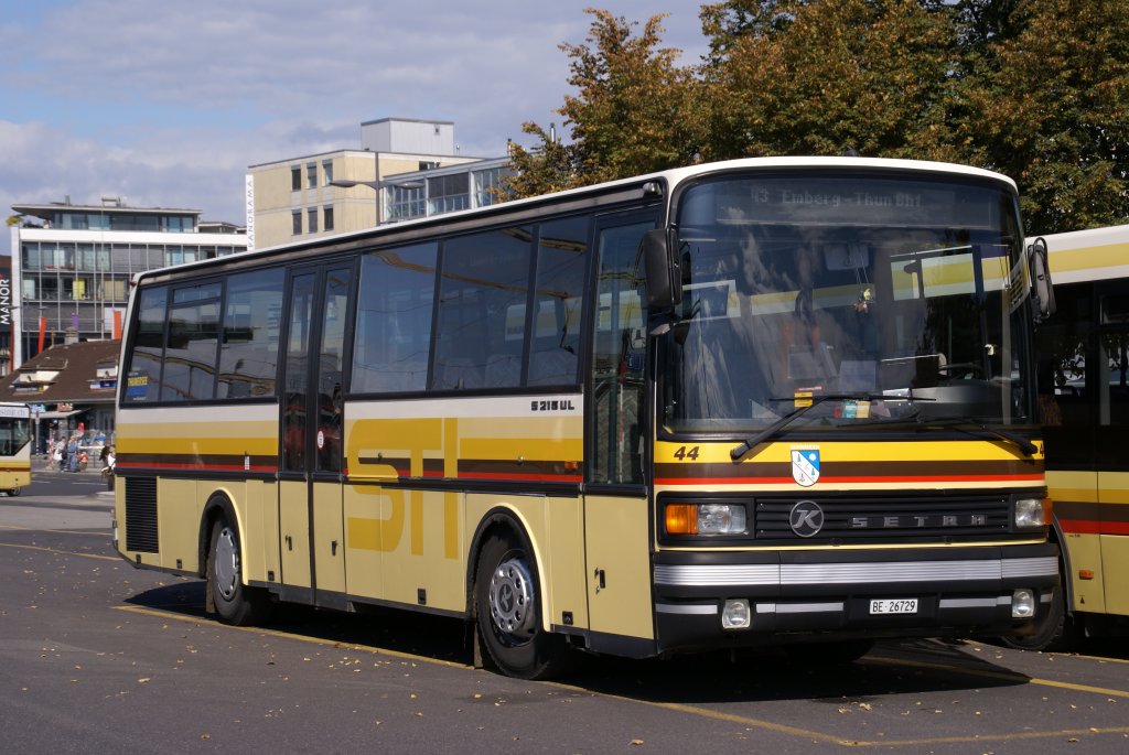 STI Bus Nr. 44 wartet am Bahnhof Thun auf seinen nchsten Einsatz. Die Aufnahme stammt vom 01.10.2008.