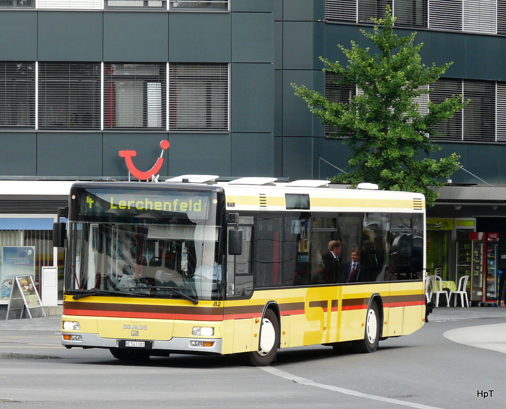 STI - MAN  Nr.82  BE 543382 unterwegs auf der Linie 4 bei der zufahrt zu den Bushaltestellen vor dem Bahnhof Thun am 01.07.2011