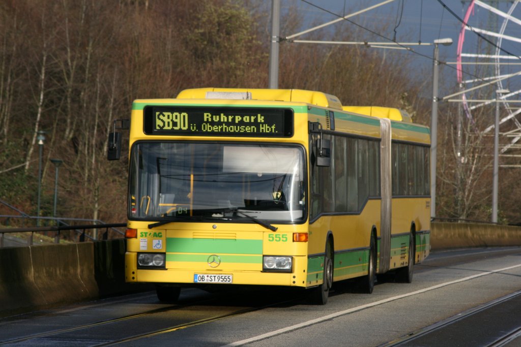 STO 555 (OB ST 9555) mit dem SB90 zum Ruhrpark.
Aufgenommen an Centro Oberhausen.