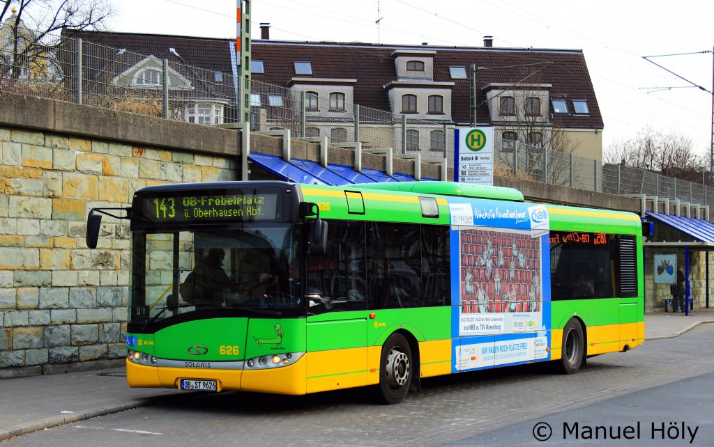 STO 626.
Der Bus ist mit der Linie 143 nach Oberhausen unterwegs.
Aufgenommen am Bahnhof Essen Borbeck, 3.2.2012.