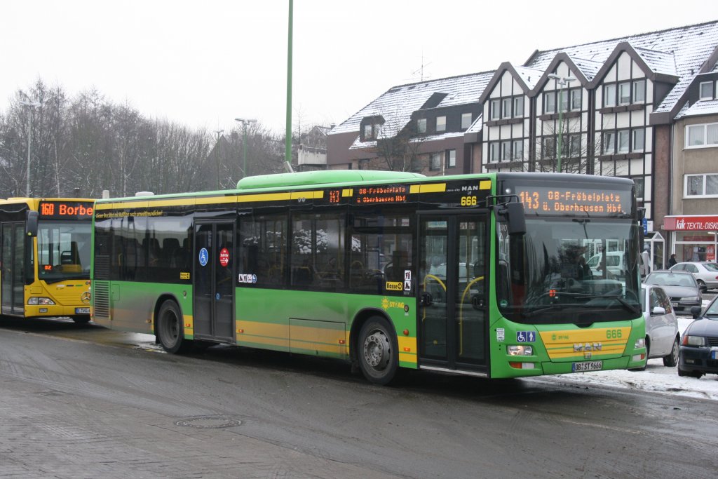 STO 666 (OB ST 9666) mit der Linie 143.
Aufgenommen an Bf Essen Borbeck,8.1.2010.