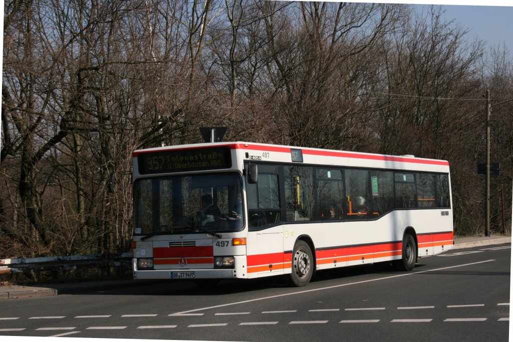 STOAG 497 (OB ST 9497) mit der Linie 957 zur Tulpenstr.
Aufgenommen auf der Ripshorsterstr. in Oberhausen am 9.3.2010.