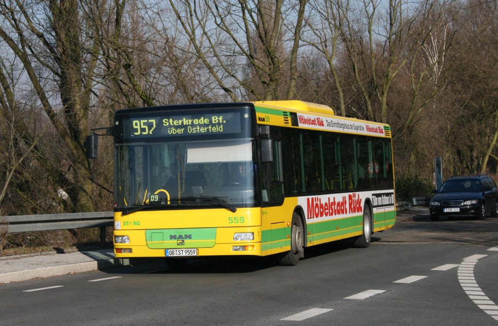 STOAG 559 (OB ST 9559) mit der Linie 957 nach Sterkrade Bf.
Aufgenommen auf der Ripshorsterstr. am 9.3.2010.