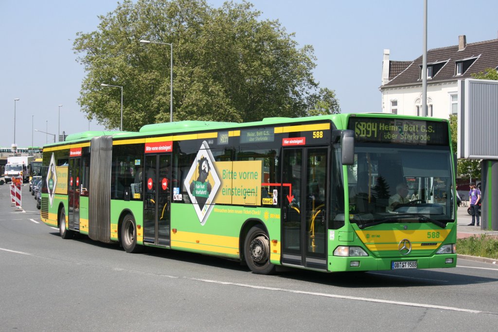 STOAG 588 (OB ST 9588) macht Werbung fr das vorne Einsteigen in Bussen der STO.
aufgenommen am Bahnhof Oberhausen Sterkrade.
20.5.2010