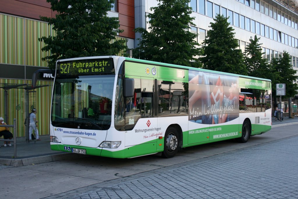 Straenbahn Hagen 751 (HA DF 751) wirbt fr den Wohnungsverein Hagen.
Hagen Stadtmitte, 26.6.2010.