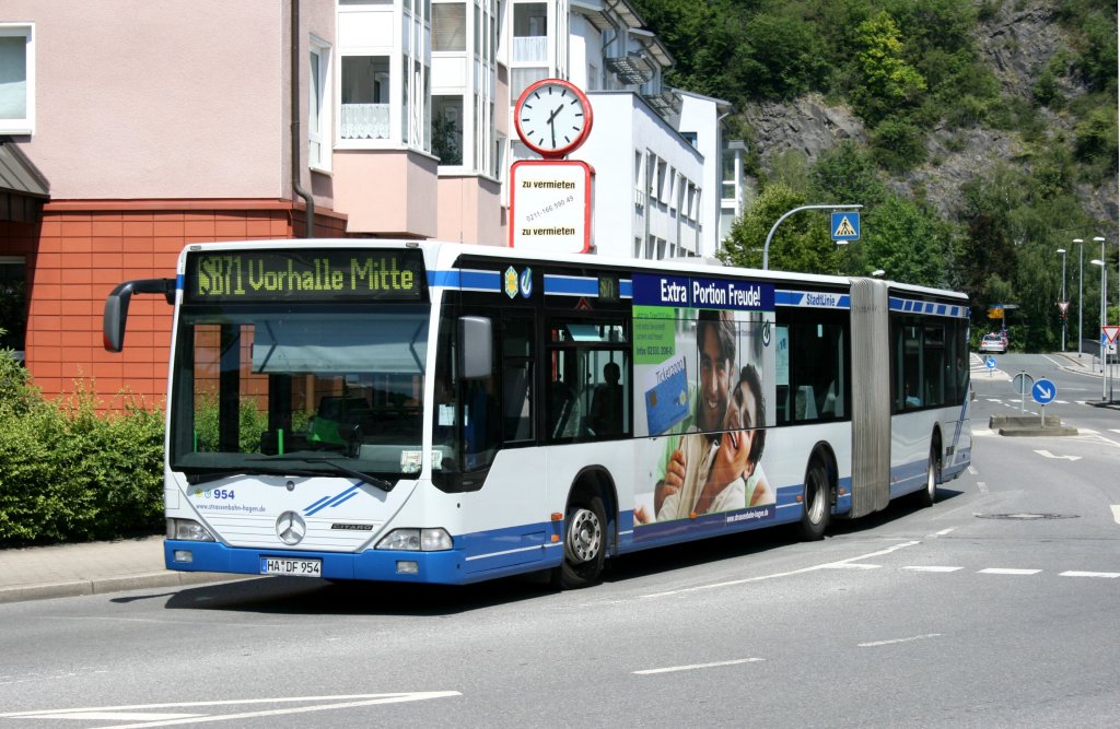 Straenbahn Hagen 954 (HA DF 954) mit TB fr das VRR Ticket 2000.
Hagen Hohenlimburg. 26.6.2010.